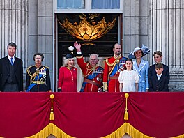 V minulosti se b�hem Trooping the Colour se�lo na balkon� Buckinghamského...