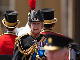 Princezna Anna p�ijela i v 75 letech na koni (Trooping the Colour 13. �ervna...