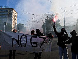V �enev� lidé demonstrují na protest proti summitu skupiny velkých sv�tových...