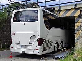 �idi� z�ejm� nerespektoval dopravní zna�ení a uvázl pod viaduktem. (16. �ervna...