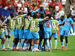 Fotbalisté DR Kongo slaví historický gól na mistrovství sv�ta proti Portugalsku.
