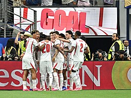 Fotbalisté Anglie slaví prom�n�nou penaltu proti Chorvatsku na mistrovství...