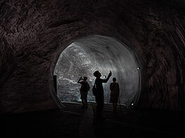 Náv�t�vníci p�i vstupu do �The Pont Neuf Cave� od francouzského pouli�ního...