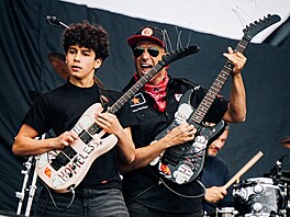 Tom Morello se synem Romanem na Rock for People (12. �ervna 2026).