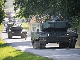 Z p�áslavické posádky zamí�ila v dev�t ráno kolona tank� Leopard 2A4...