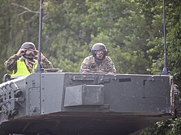 Z p�áslavické posádky zamí�ila v dev�t ráno kolona tank� Leopard 2A4...