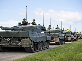 Z p�áslavické posádky zamí�ila v dev�t ráno kolona tank� Leopard 2A4...