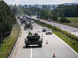 Z p�áslavické posádky zamí�ila v dev�t ráno kolona tank� Leopard 2A4...