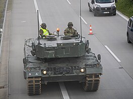 Z p�áslavické posádky zamí�ila v dev�t ráno kolona tank� Leopard 2A4...