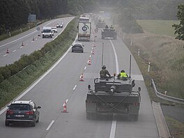 Z p�áslavické posádky zamí�ila v dev�t ráno kolona tank� Leopard 2A4...