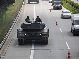 Z p�áslavické posádky zamí�ila v dev�t ráno kolona tank� Leopard 2A4...