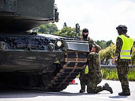 Z p�áslavické posádky zamí�ila v dev�t ráno kolona tank� Leopard 2A4...
