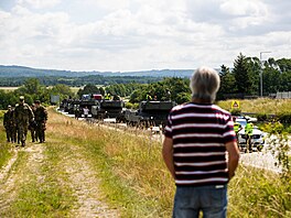 Pr�jezd tank� po dálnici budil pozornost, na místo dorazili zájemci o...