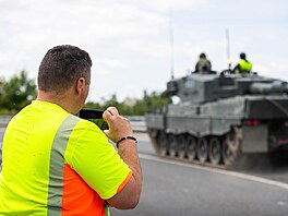 Pr�jezd tank� po dálnici budil pozornost, na místo dorazili zájemci o...