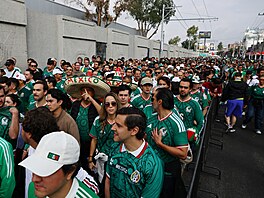 Mexi�tí fanou�ci mí�í na zahajovací zápas MS proti Jihoafrické republice.