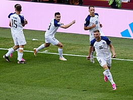 Bosenský úto�ník Jovo Luki� (25) slaví gól do sít� Kanady.