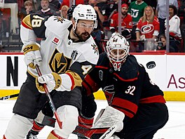 Tomá� Hertl (48) z Vegas Golden Knights a gólman Brandon Bussi (32) z Carolina...