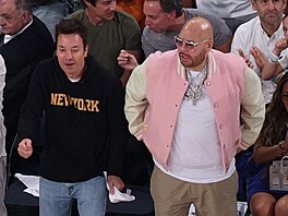 Komik Jimmy Fallon (v �erném) a rapper Fat Joe nav�tívili �tvrté finále NBA...