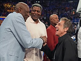Spencer Haywood (vlevo) a Larry Johnson (uprost�ed) v NBA slavn� p�sobili, Ben...