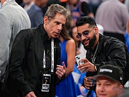 Ben Stiller (vlevo) se p�ed �tvrtým finále NBA fotí s fanou�kem.