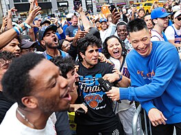 Jeremy Lin (vpravo) z�stává hv�zdou pro fandy New York Knicks i po karié�e.