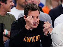 Jimmy Fallon hypnotizuje hrá�e na palubovce Madison Square Garden. I on dovedl...