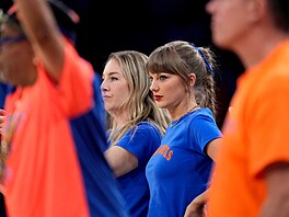 Este Haimová a Taylor Swift p�i sledování �tvrtého finále NBA, to to s New York...