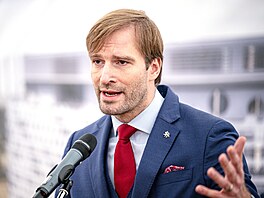Ministr zdravotnictví Adam Vojt�ch (ANO) hovo�í p�i zahájení stavby Kliniky...