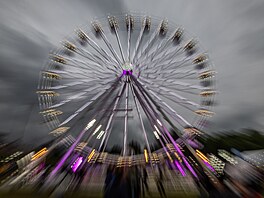 Úvodní den hradeckého festivalu Rock for People se potýkal s de�t�m. (10....