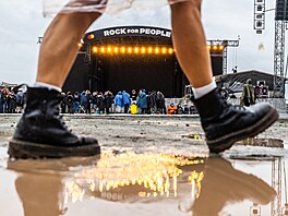 Úvodní den hradeckého festivalu Rock for People se potýkal s de�t�m. (10....