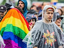 Úvodní den hradeckého festivalu Rock for People se potýkal s de�t�m. (10....