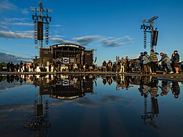 Bahno a kalu�e po vydatném de�ti na festivalu Rock for People (11. �ervna 2026)