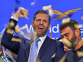 Eric Trump (uprost�ed) na burzovní prezentaci spole�nosti Alt5 (13. srpna 2025)