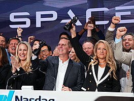 Prezidentka firmy SpaceX Gwynne Shotwellová (vpravo) slaví se zam�stnanci...