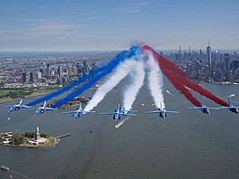 P�elet stíha�ek nad New Yorkem. Vpravo v pozadí ostrov Manhattan, vlevo dole...