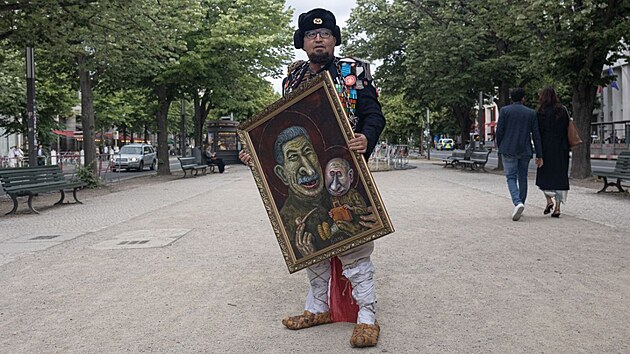 Rusk� karikaturista Semjon Skrepeckij na protestn� akci v Berl�n�