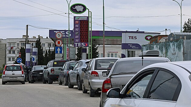 Na Krymu kv�li úder�m ukrajinských dron� na zásobovací trasy zavládl nedostatek...