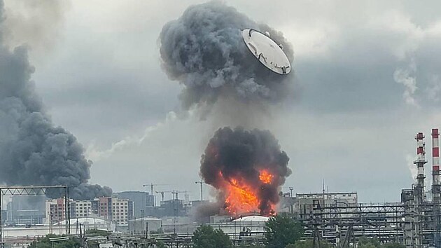 Jako UFO. Exploze v Moskvě urvala střechu ropné nádrže, letěla vysoko do vzduchu