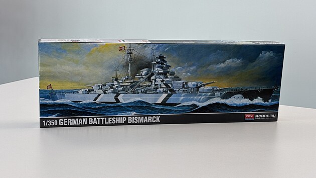 Tento monument�ln� model bitevn� lodi Bismarck v m���tku 1/350 p�edstavuje Cenu...