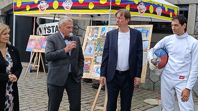 Primátor Prahy Bohuslav Svoboda (druhý zleva), radní pro sport Antonín Klecanda...