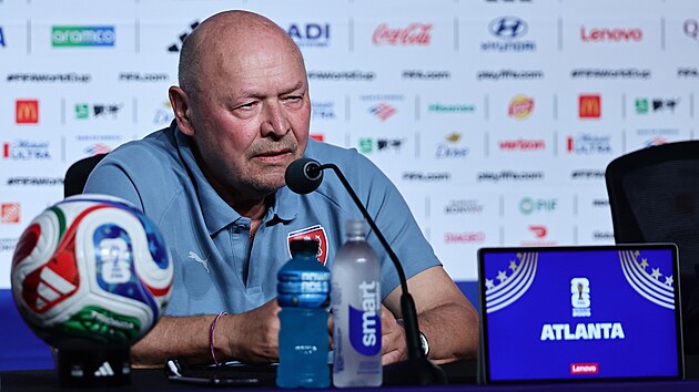 Trenér �eské fotbalové reprezentace Miroslav Koubek odpovídá na dotazy noviná��...