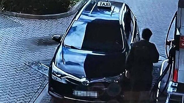Polsk� policie zve�ejnila z�znam z bezpe�nostn� kamery, na kter�m je zachycen podez�el� opou�t�j�c� m�sto �inu pot�, co byl v Polsku zast�elen 44let� um�lec Semjon Skrepetsk�, zn�m� sv�m protiputinovsk�m postojem. (15. �ervna 2026)