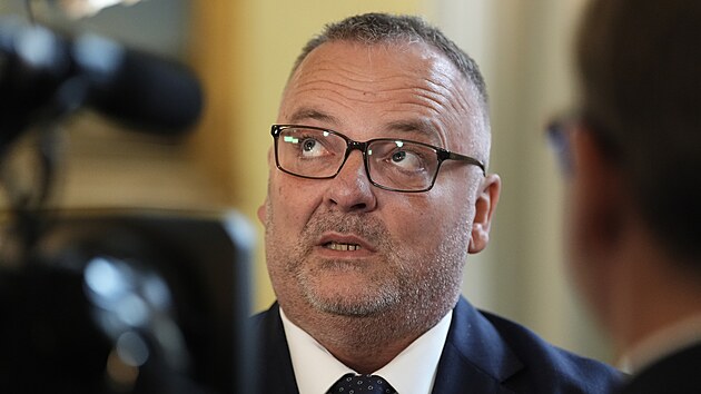 Ministr dopravy Ivan Bednárik (SPD) p�ichází na zasedání vlády, která má mimo...