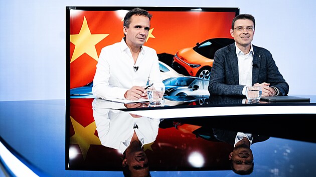 Hosty po�adu Rozst�el, kter� se v�nuje t�matu rostouc�ho vlivu ��nsk�ch automobilek na evropsk�m trhu, jsou Petr Knap (uprost�ed), expert na automobilov� pr�mysl ze spole�nosti EY, a Franti�ek Dvo��k (vlevo), vedouc� motoristick� rubriky iDNES.cz.