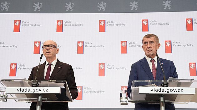 Po jedn�n� vl�dy, kter� odsouhlasila zru�en� poplatk� pro �eskou televizi a Rozhlas, prob�hla tiskov� konference. Na sn�mku ministr kultury Oto Klemp�� a premi�r Andrej Babi�. (15. �ervna 2026)
