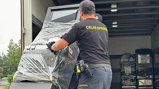 Policist� a celn�ci zajistili b�hem mimo��dn�ho z�tahu s kryc�m n�zvem Blackjack v�ce ne� 430 neleg�ln�ch v�hern�ch automat� a hardwarov�ch komponent�, ale tak� pen�ze.