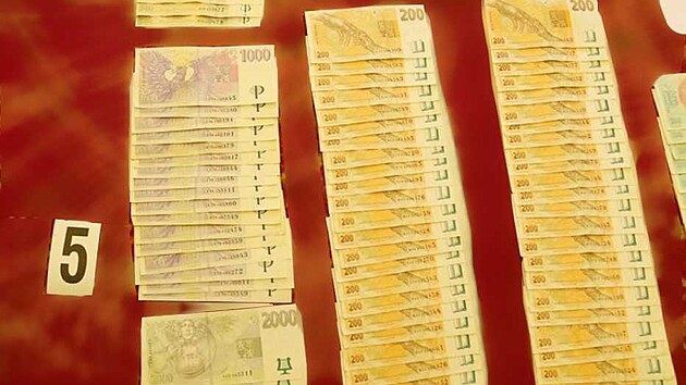 Policist� a celn�ci zajistili b�hem mimo��dn�ho z�tahu s kryc�m n�zvem Blackjack v�ce ne� 430 neleg�ln�ch v�hern�ch automat� a hardwarov�ch komponent�, ale tak� pen�ze.