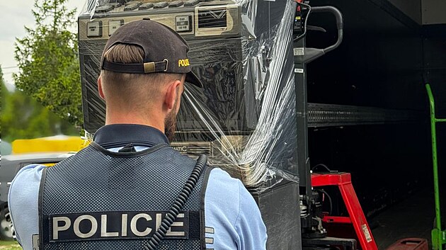 Policist� a celn�ci zajistili b�hem mimo��dn�ho z�tahu s kryc�m n�zvem Blackjack v�ce ne� 430 neleg�ln�ch v�hern�ch automat� a hardwarov�ch komponent�, ale tak� pen�ze.