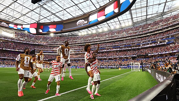 Ameri�an Folarin Balogun slaví se spoluhrá�i gól proti Paraguayi.
