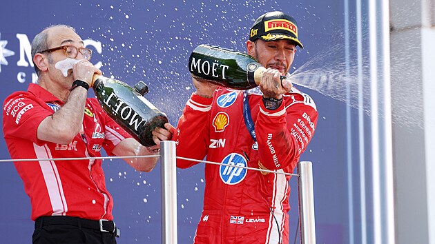 Lewis Hamilton slav� v�hru ve Velk� cen� Barcelony-Katal�nska s t�mov�m in�en�rem Carlem Santim.